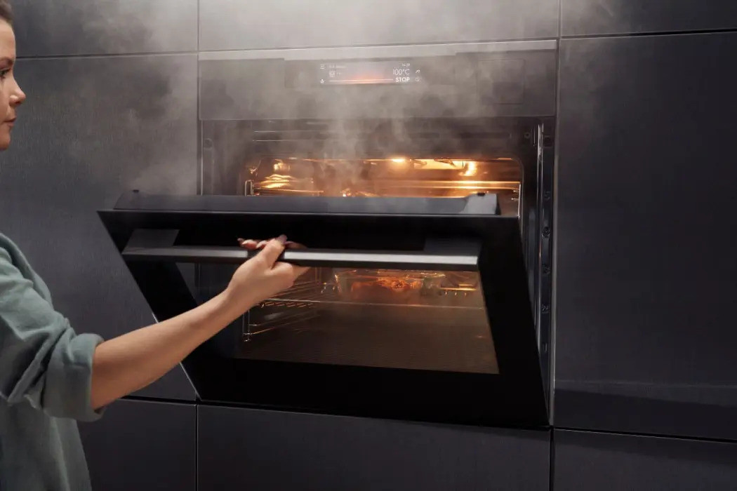 Zdrowe dania o doskonałym smaku – piekarnik z AI precyzyjnie reguluje temperaturę, parę i długość pieczenia