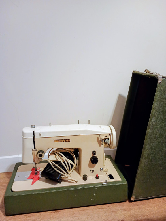 Sprzedam maszyne do szyci...