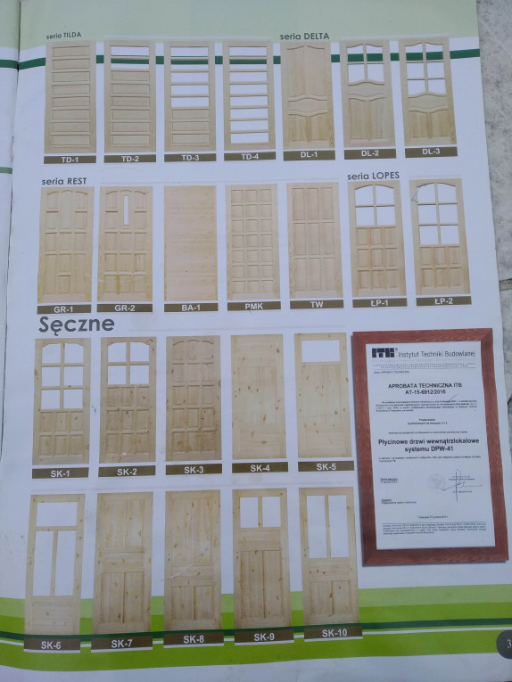 drzwi drewniane z futryną...
