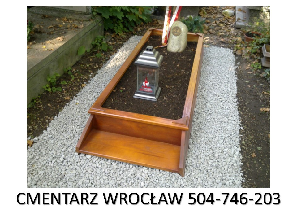 Kamyki Wokół pomnika. Cme...