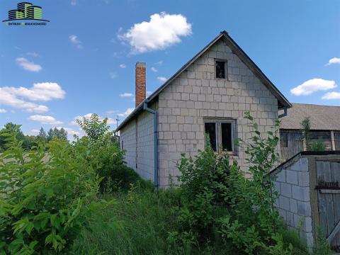 Działka z domkiem z bala...