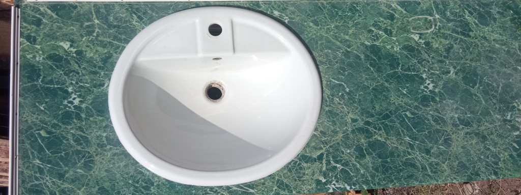 umywalka wpuszczana w bla...