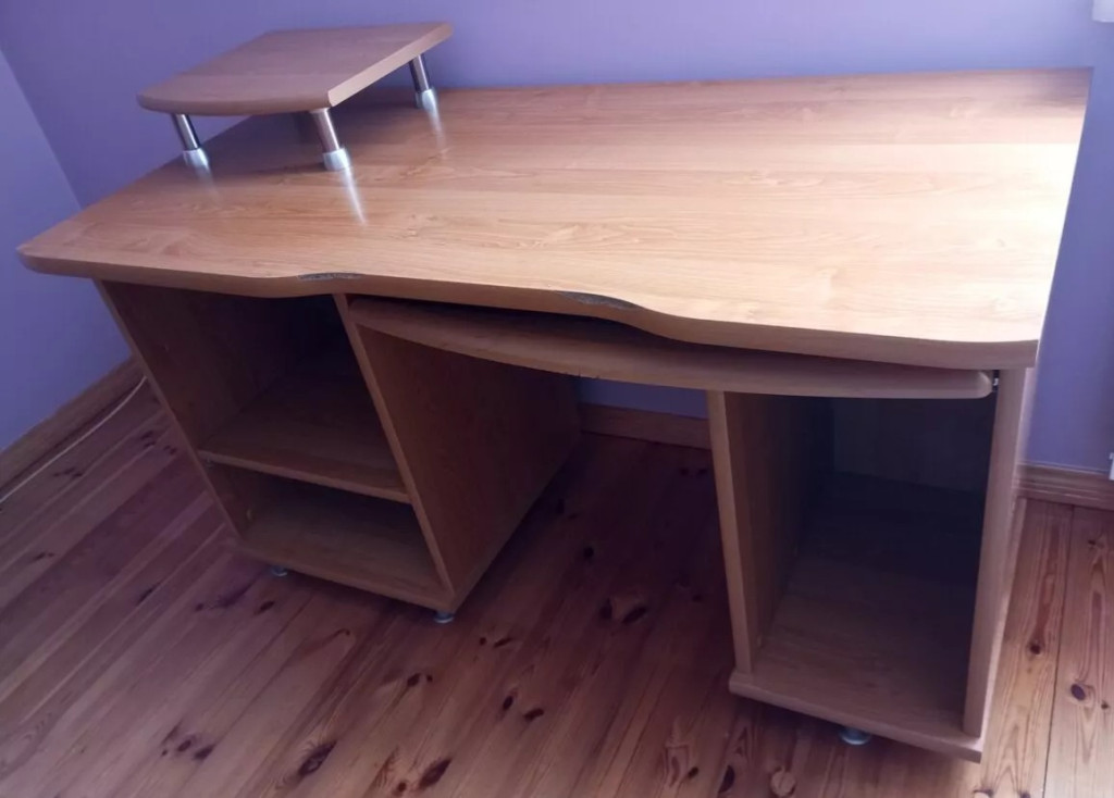 Piękne biurko komputerowe