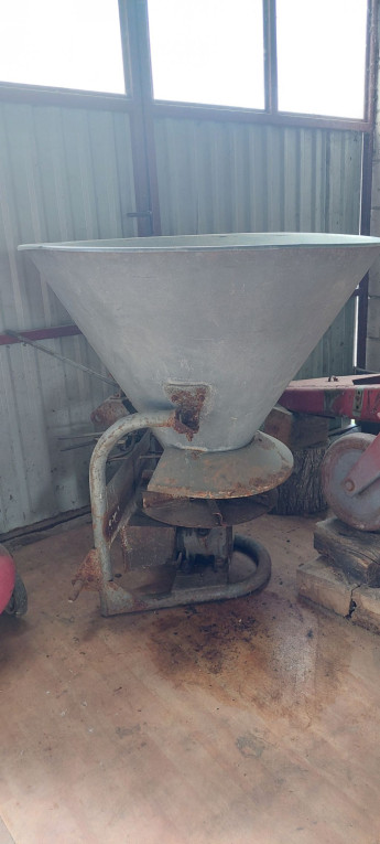 Siewnik do nawozów lejek 